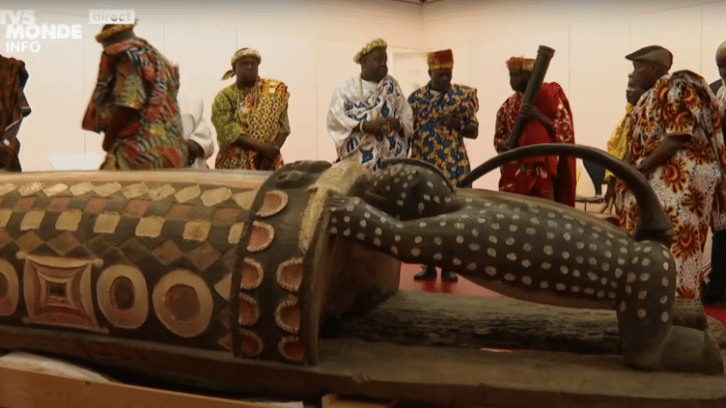 Image à la une de France : vers un vote à l’Assemblée pour la restitution du tambour parleur à la Côte d’Ivoire