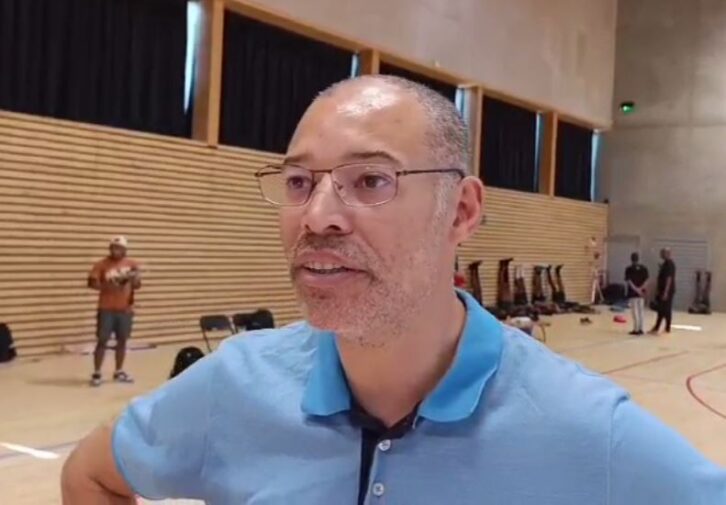 Image à la une de JOHN DOUAGLIN – COACH DES ANKOAY – « Les Ankoay peuvent poser des problèmes aux autres équipes »