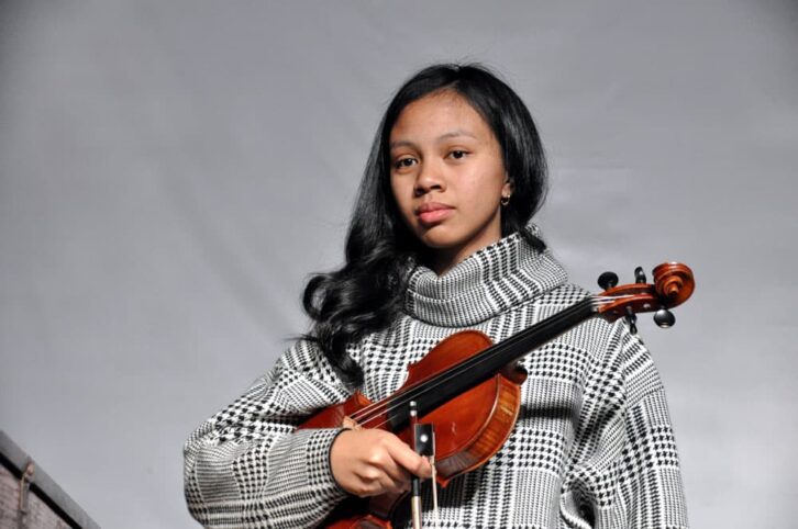 Image à la une de Arotia Christelle Raholiariniaina – Violoniste et concertiste : « Internet ne remplacera jamais un professeur »