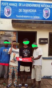 Image à la une de Tsarahonenana Betainomby Toamasina : Saron’ny zandary ireo mpidoroka sy mpivarotra rongony