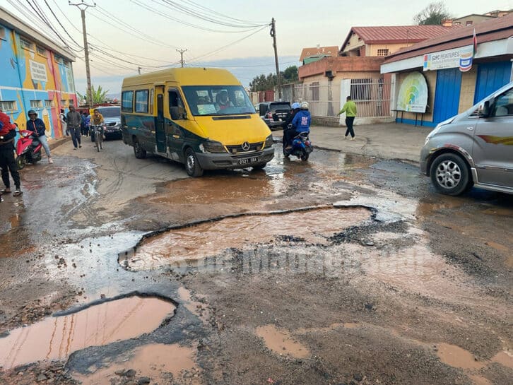 Image à la une de ANTANANARIVO – Des trous béants bloquent la circulation