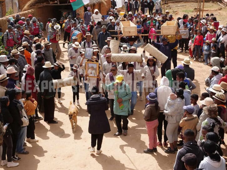 Image à la une de PATRIMOINE – Le Hira Gasy reste au cœur  de la tradition face à la modernité