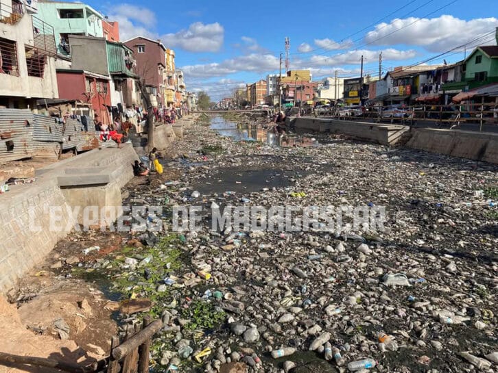 Image à la une de ANTANANARIVO  – Des déchets obstruent les canaux d’évacuation