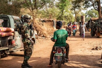 Image à la une de Au Sénégal, la circulation nocturne des motos est restreinte dans une zone proche du Mali