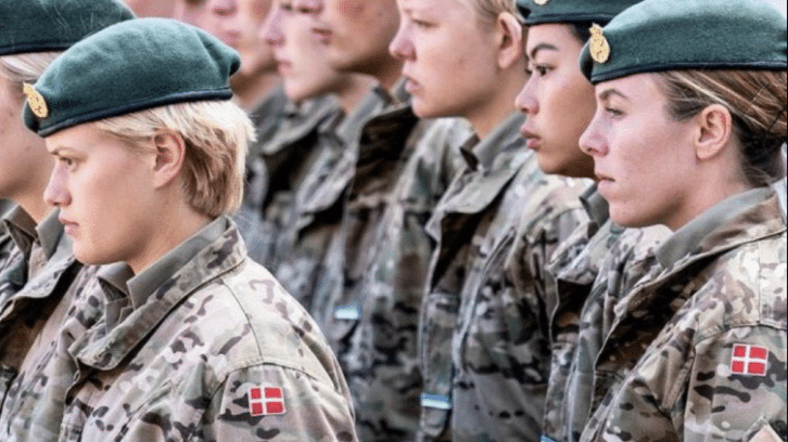 Image à la une de Service militaire obligatoire pour les femmes : un moyen de féminiser et de renforcer les effectifs ?