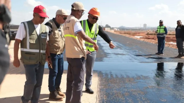 Image à la une de INFRASTRUCTURES ROUTIÈRES – Le nombre de sous-traitants augmenté pour accélérer les travaux sur les huit premiers kilomètres de l’autoroute Antananarivo-Toamasina