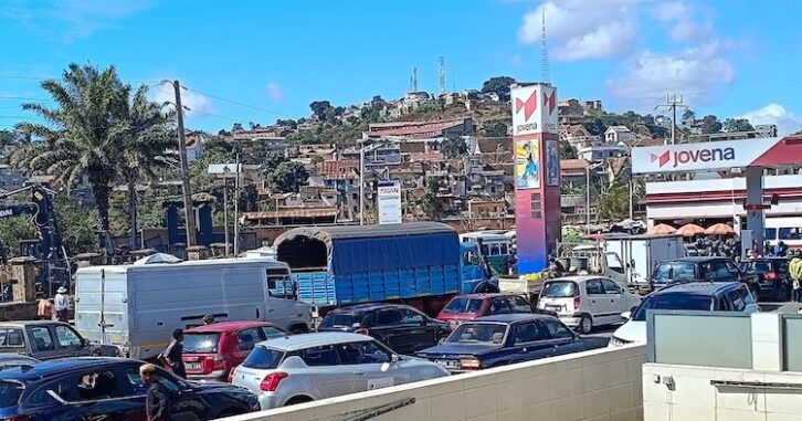 Image à la une de Carburant : le ton monte face aux longues files d’attente, crise logistique et beaux discours
