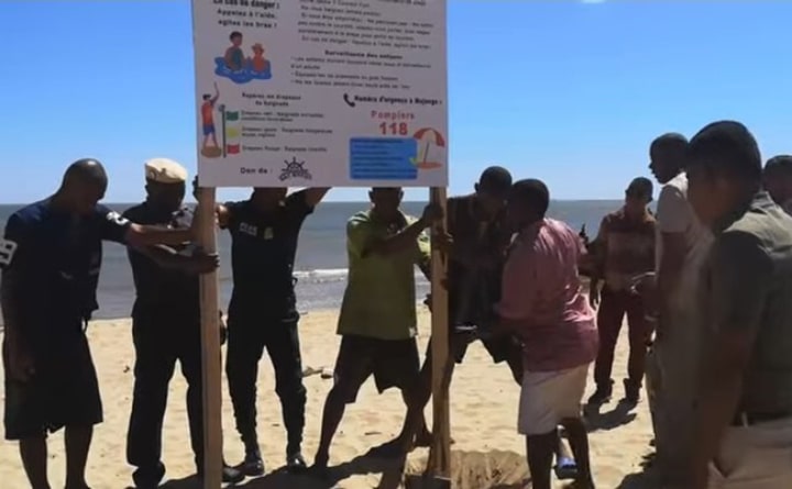Image à la une de MAHAJANGA – Des panneaux avertisseurs plantés sur les plages