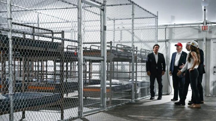 Image à la une de Trump visite l'”Alcatraz des alligators”, centre de rétention pour migrants en Floride