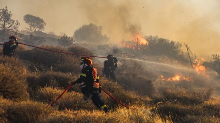 Image à la une de La Grèce et la Turquie luttent contre les incendies qui ont déjà fait deux morts