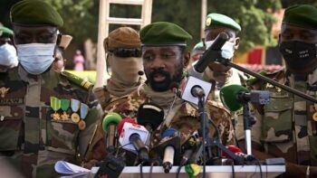 Image à la une de Mali: le général Goïta, ancien des forces spéciales qui a enterré ses promesses pour rester au pouvoir