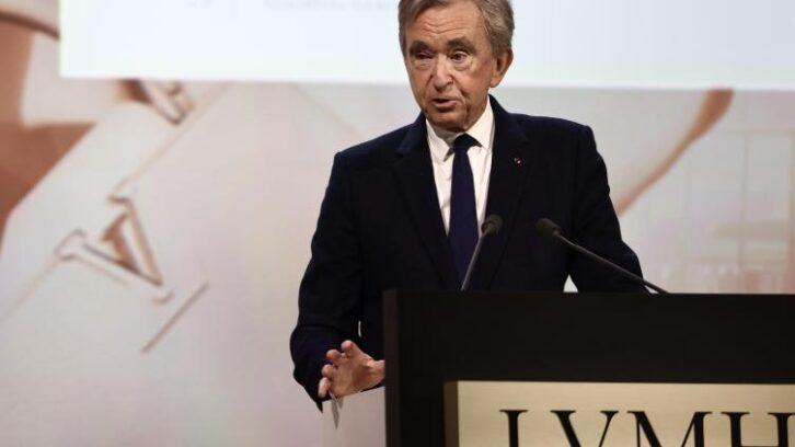Image à la une de Médias: Bernard Arnault (LVMH) a racheté L’Opinion et L’Agefi