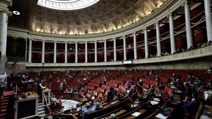 Image à la une de Macron retrouve l’arme de la dissolution, mais il ne semble pas prêt à la dégaîner