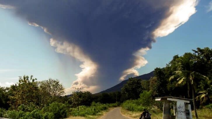 Image à la une de Indonésie: plus d’une vingtaine de vols annulés après l’éruption d’un volcan