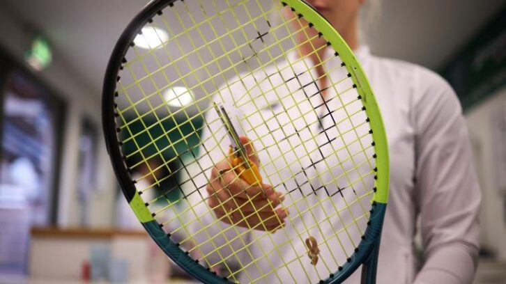 Image à la une de Une raquette neuve en quinze minutes: bienvenue dans l’atelier de cordage de Wimbledon