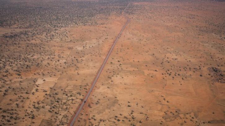 Image à la une de Embuscades, mines, enlèvements: au Sahel, les routes de la peur