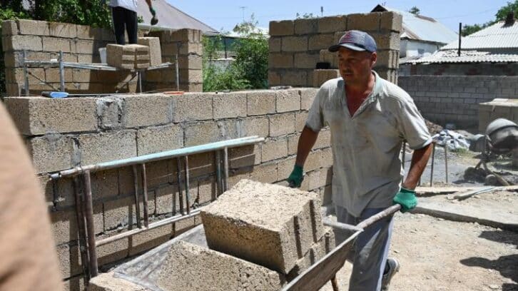 Image à la une de Au Kirghizstan, l’apparition de maisons en riz, écologiques et économiques