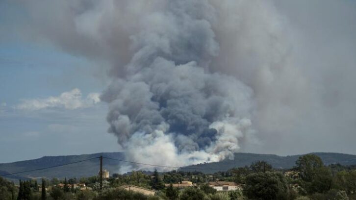 Image à la une de Un feu parcourt 1.450 hectares près de Narbonne, habitants évacués, A9 fermée