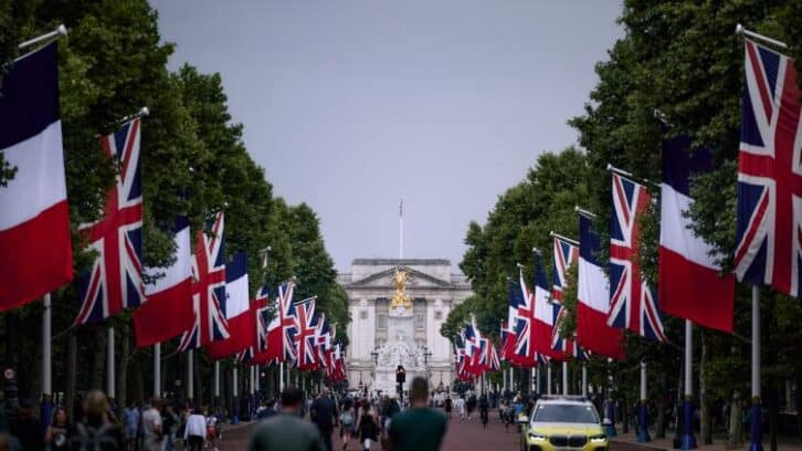 Image à la une de Pompe royale pour Macron à l’entame de sa visite d’Etat au Royaume-Uni