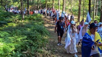Image à la une de Trente ans après, des milliers de personnes marchent vers Srebrenica