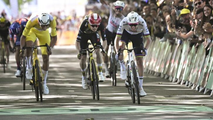 Image à la une de Tour de France: Tadej Pogacar remporte la 4e étape à Rouen, la 100e victoire de sa carrière