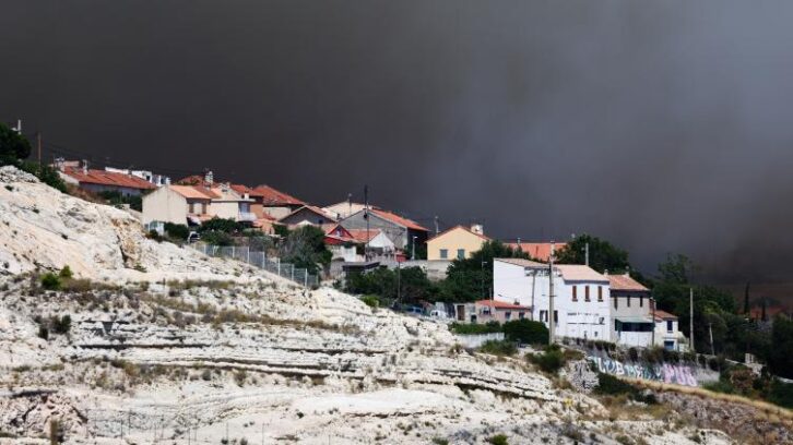 Image à la une de Des incendies font rage dans le sud, les flammes atteignent Marseille
