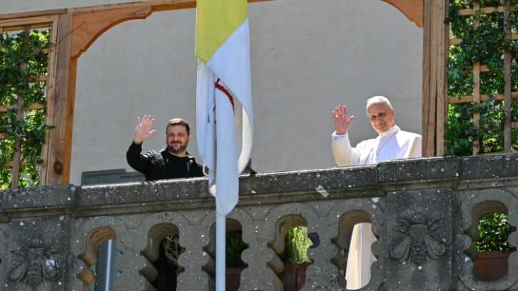 Image à la une de Zelensky reçu par le pape à la veille d’une conférence sur l’Ukraine à Rome