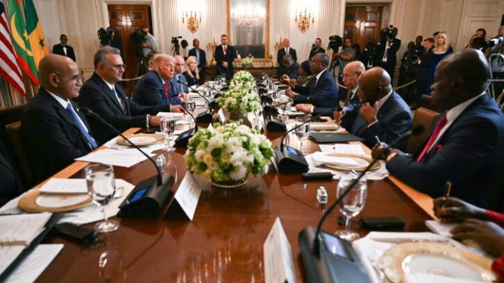 Image à la une de Trump félicite le président libérien pour son niveau d’anglais, langue officielle du Liberia