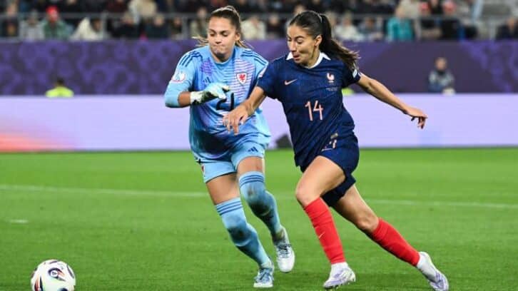 Image à la une de Euro-2025: les Bleues toutes proches des quarts en s’offrant facilement les Galloises