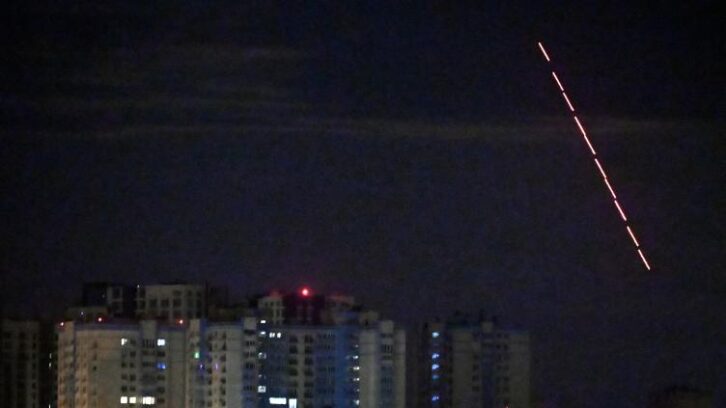 Image à la une de Nouvelle attaque d’ampleur russe à Kiev: au moins deux morts