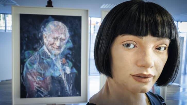 Image à la une de Le robot peintre Ai-Da assure ne pas vouloir “remplacer les artistes humains”