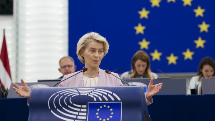 Image à la une de Von der Leyen échappe largement à la censure, mais pas aux critiques