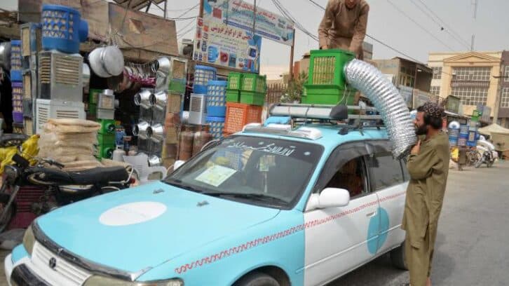 Image à la une de Panne de clim en voiture? Des taxis afghans installent des climatiseurs sur leurs toits