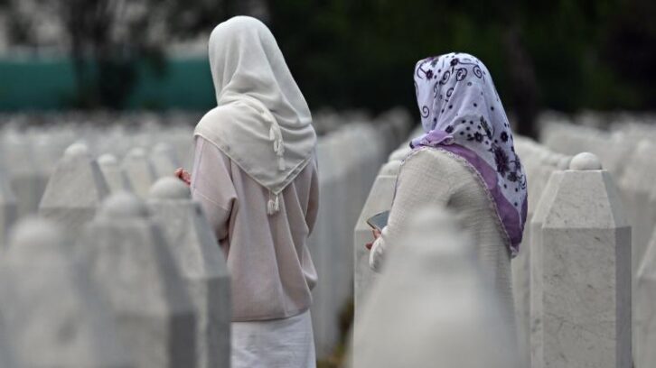 Image à la une de “Douleur dans l’âme”: la Bosnie commémore le génocide de Srebrenica, 30 ans après
