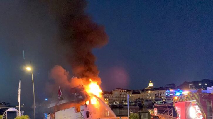 Image à la une de Un superyacht en feu dans le port de Saint-Tropez