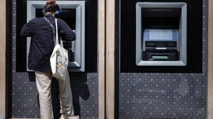 Image à la une de 60 ans après la loi, un compte bancaire pour toutes les femmes ne résout pas l’inégalité
