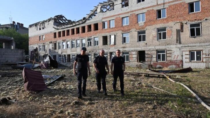 Image à la une de Trois morts dans des frappes ukrainiennes en Russie, une maternité touchée en Ukraine