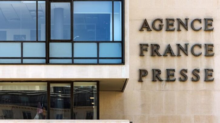 Image à la une de Rattrapée par la crise des médias, l’AFP dévoile des pistes d’économies