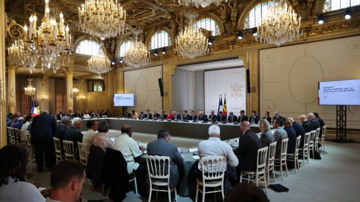 Image à la une de Indépendantistes et loyalistes signent un accord actant un “Etat de Nouvelle-Calédonie”
