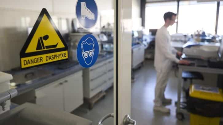 Image à la une de Au coeur d’un laboratoire qui traque les faux médicaments