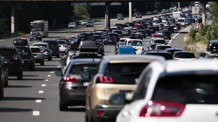 Image à la une de Vacances d’été: circulation “très dense” vers le sud à la mi-journée