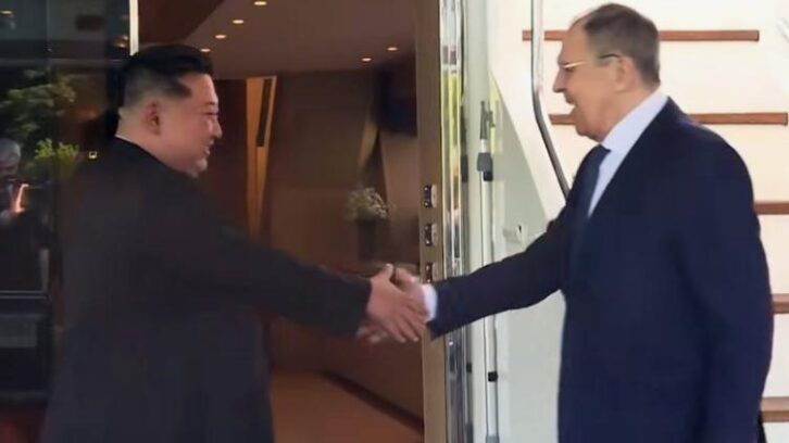 Image à la une de Le chef de la diplomatie russe reçu par Kim Jong Un en Corée du Nord, selon Moscou