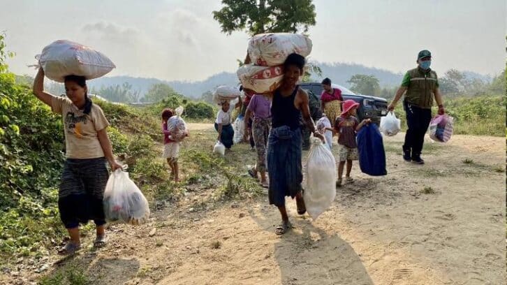 Image à la une de Birmanie: des centaines de civils et soldats ont fui vers la Thaïlande