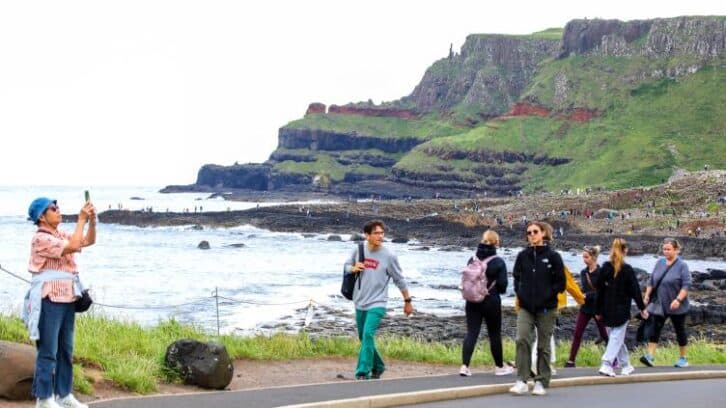 Image à la une de En Irlande du Nord, les pièces rouillées dispersées par les touristes menacent la Chaussée des Géants