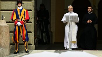Image à la une de Ambiance festive à Castel Gandolfo pour le premier Angélus du pape Léon XIV