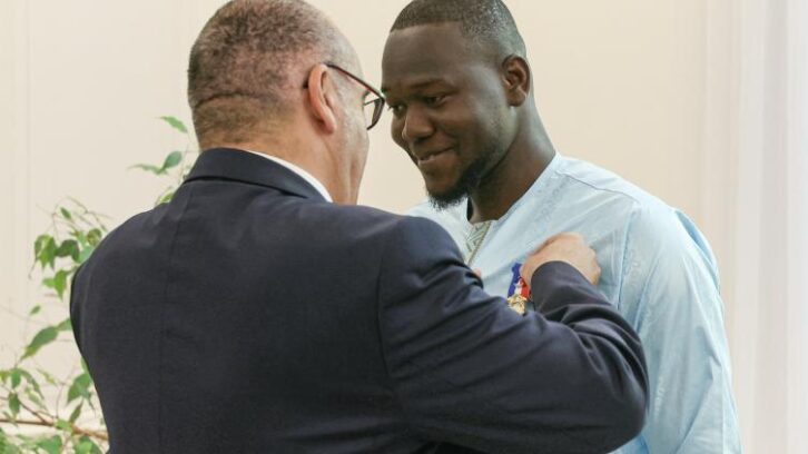 Image à la une de Fousseynou Cissé, qui a sauvé six personnes d’un incendie à Paris, invité au défilé du 14 juillet