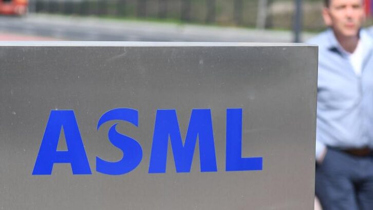 Image à la une de ASML: hausse du bénéfice net, mais les incertitudes pour 2026 pèsent