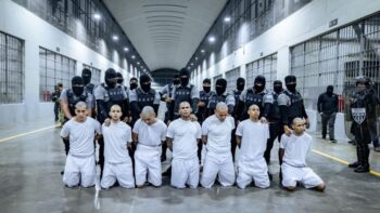 Image à la une de Les avocats des Vénézuéliens expulsés vers une prison du Salvador face à un mur