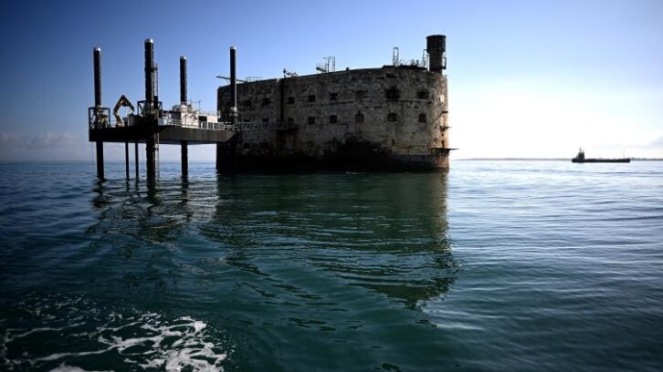 Image à la une de Début de travaux titanesques pour renforcer Fort Boyard, menacé par les vagues