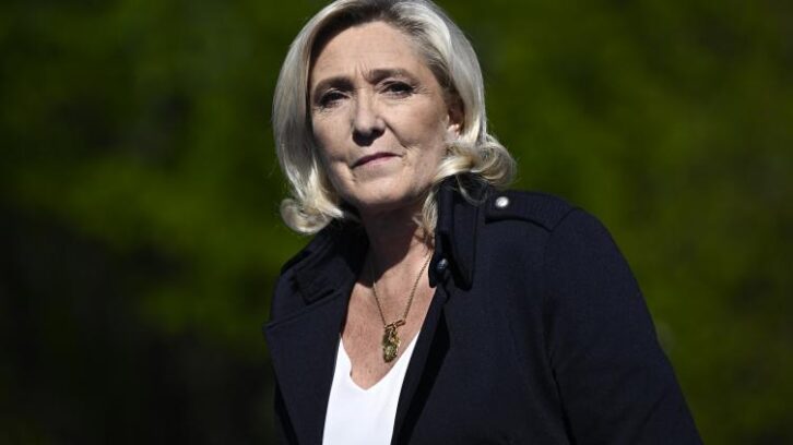 Image à la une de Budget: Le Pen “croit peu” à une non-censure, et entend bien se présenter en cas de dissolution